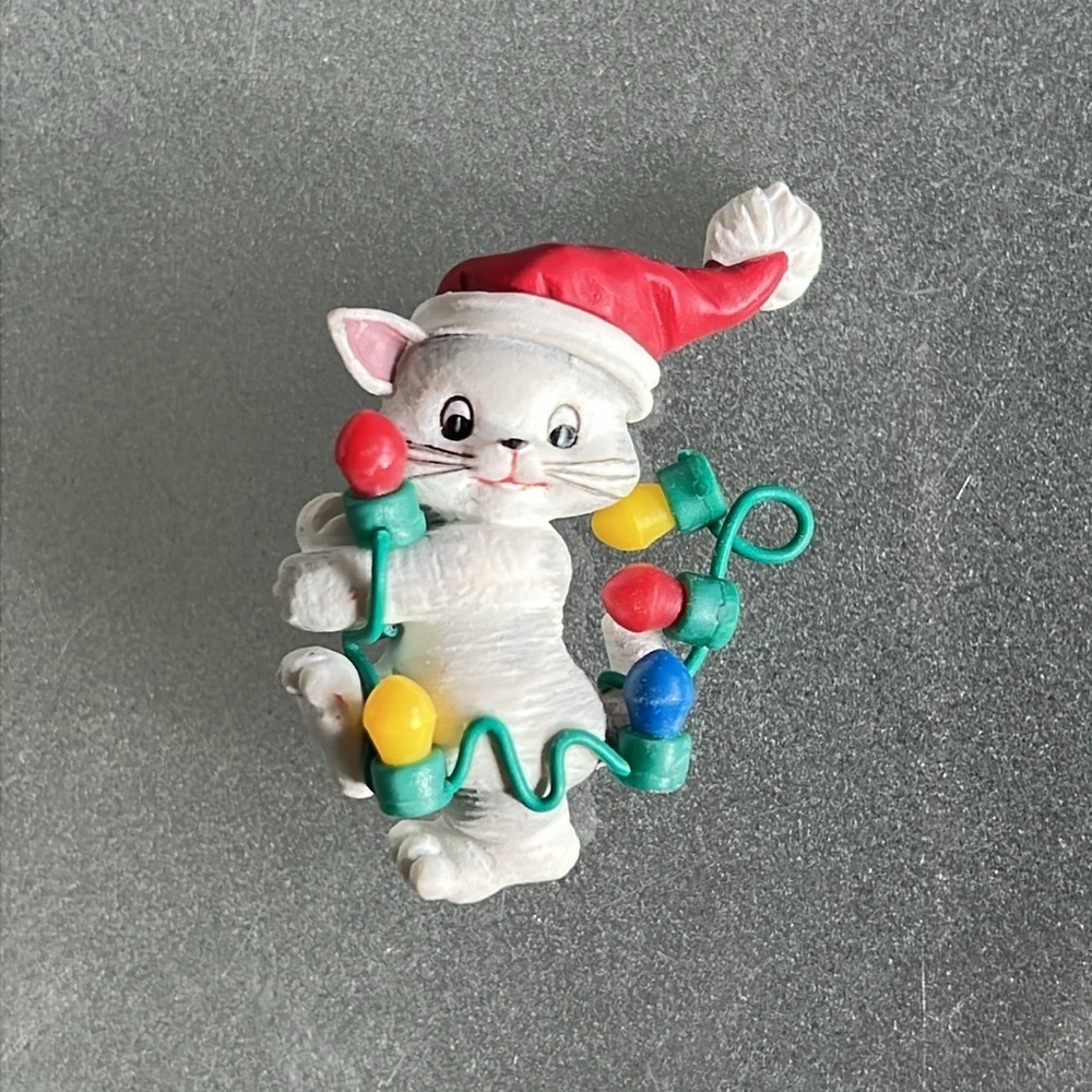 Tangled Kitten Christmas Pin - Picture 2 of 3